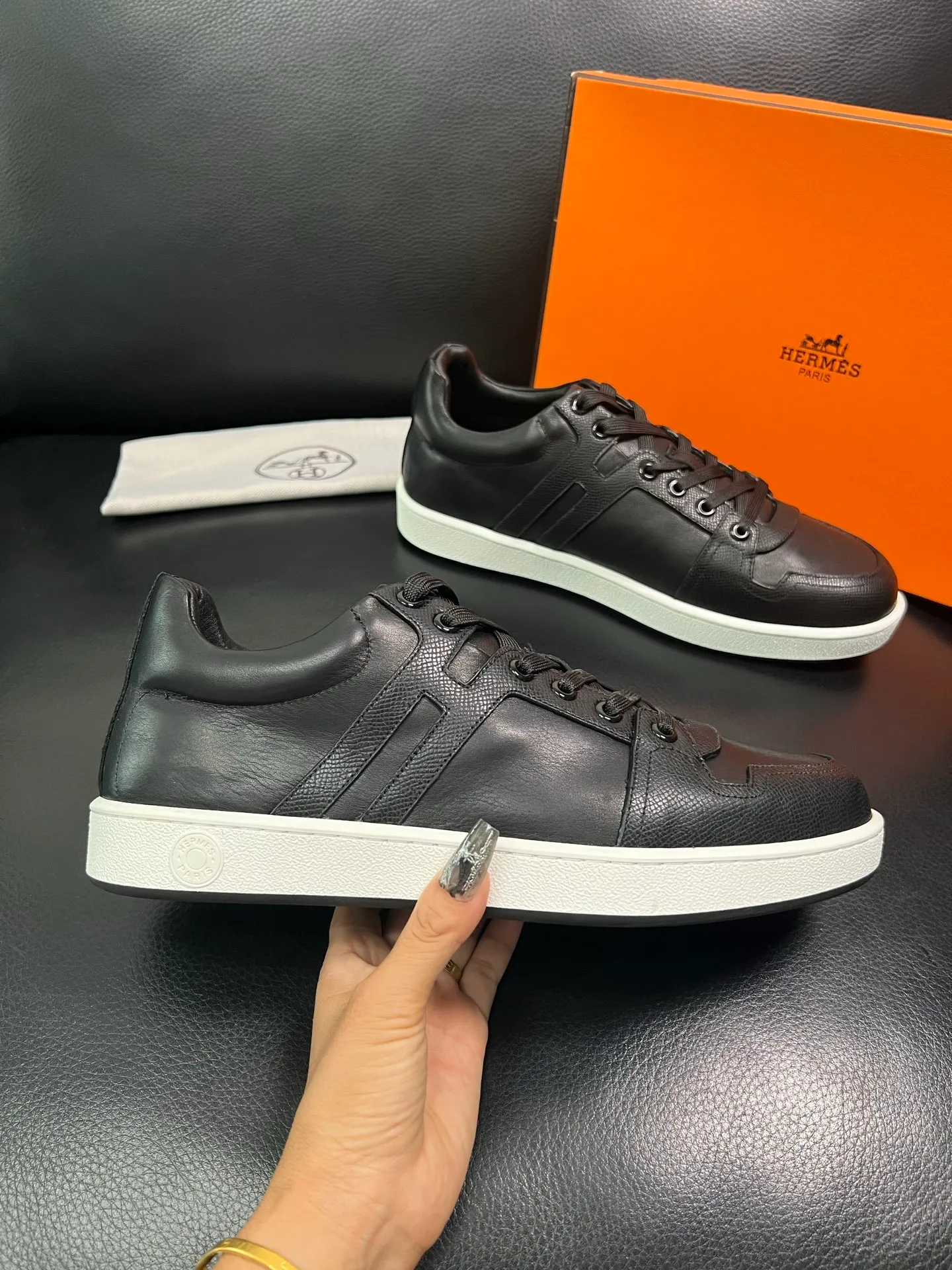 Men's shoes 💰700 Hermes Top Purchasing Agent Hermes counters are on sale at the same time with original factory configuration, original cowhide fabric imported from Italy, high-quality splicing technology, fully imported water-dyed cowhide lining, soles: original soles specially provided by the original factory are super comfortable, the original factory and single goods are of high quality, welcome to compare at the same time at the counter, code number 38-44 (customized 45 46) 85851